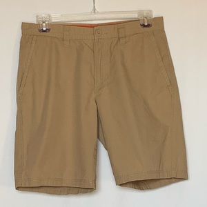 Men’s Columbia khaki shorts. Size 34.   B-3